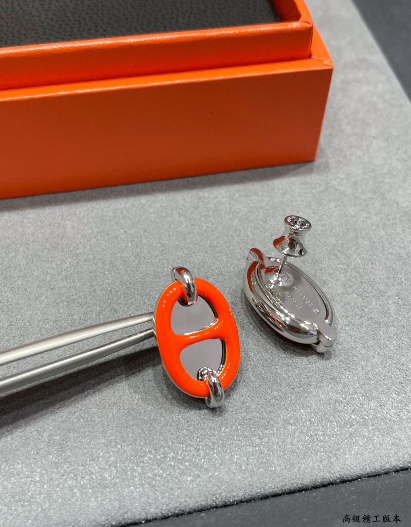 H**me5 earrings